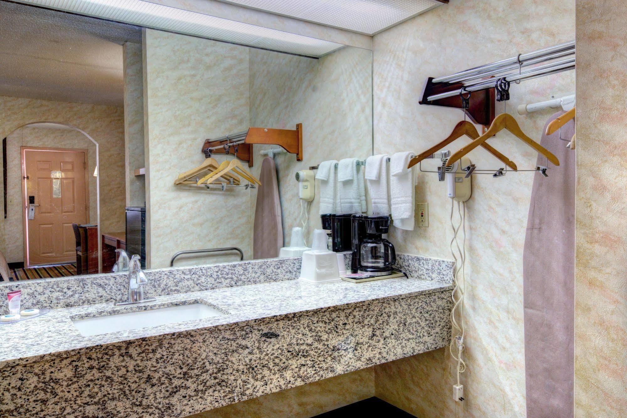 Red Roof Inn & Suites Athens, Al Exteriör bild